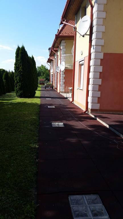 Boglarka Apartman ハイデゥソボスロー エクステリア 写真