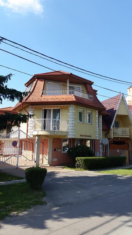 Boglarka Apartman ハイデゥソボスロー エクステリア 写真
